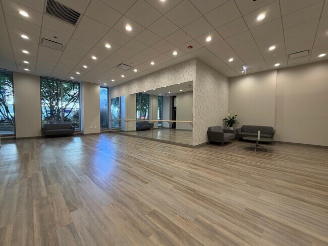 Building Photo - 222 N Columbus Dr