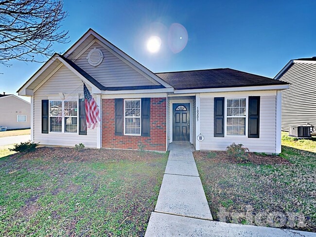 Building Photo - 10203 Green Hedge Ave