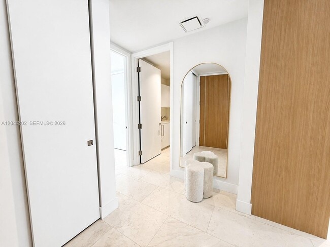 Building Photo - 15701 Collins Ave