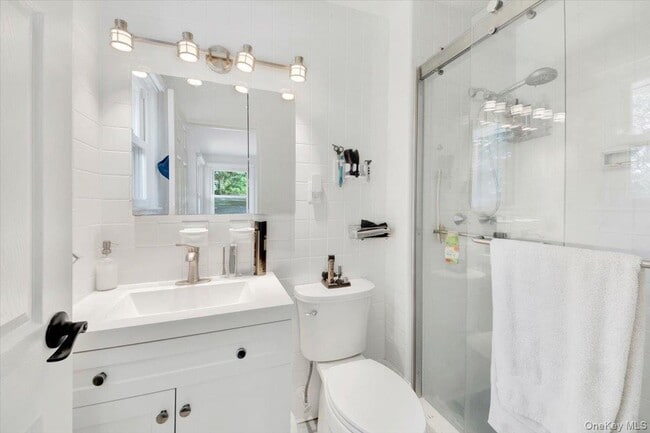 Building Photo - 270 Victory Blvd