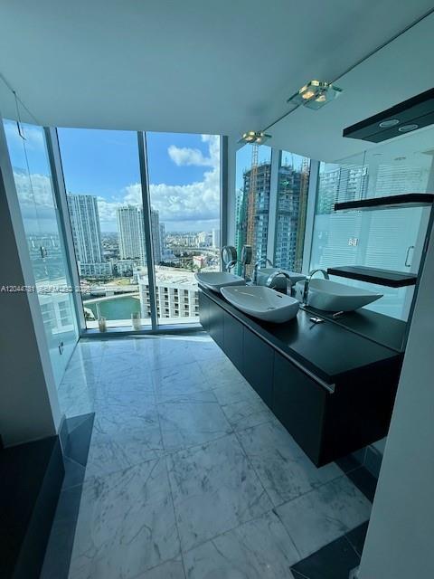 Building Photo - 200 Biscayne Blvd Way