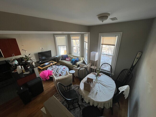 Building Photo - Great 5 bed Close to Northeastern