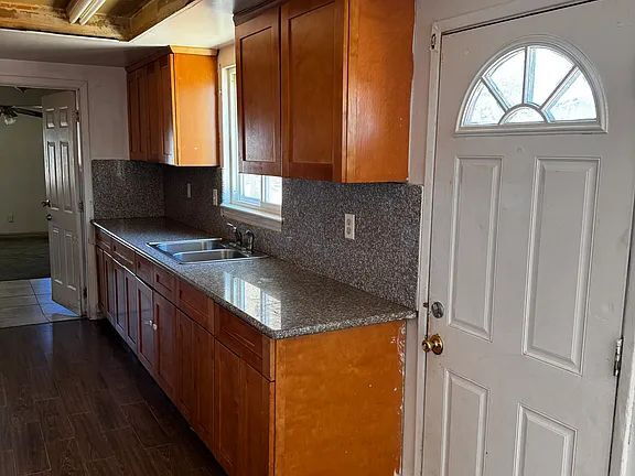 Building Photo - Large 5 bedroom single story ranch house