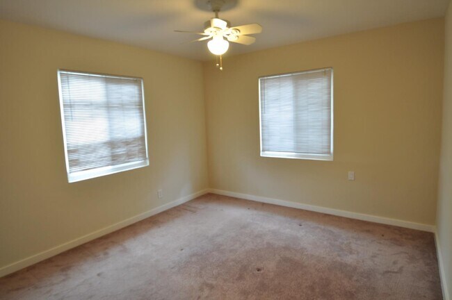 Building Photo - 1046 Fewtrell Dr