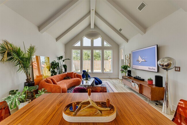 Building Photo - 617 Buckaroo Dr