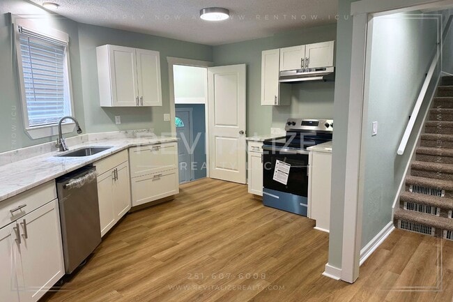 Building Photo - COMING SOON: Newly Renovated 3 Bed, 1.5 Ba...