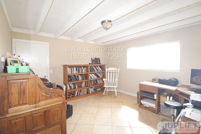 Building Photo - 5 Bedroom 2 Bath Home In Oceanside ** Move In Special $300 Off First Month's Rent**