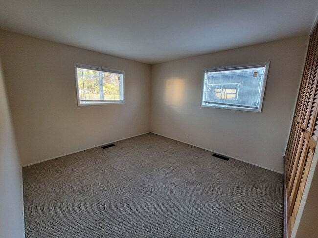 Building Photo - 4 bed, 2 bath, 2 car garage