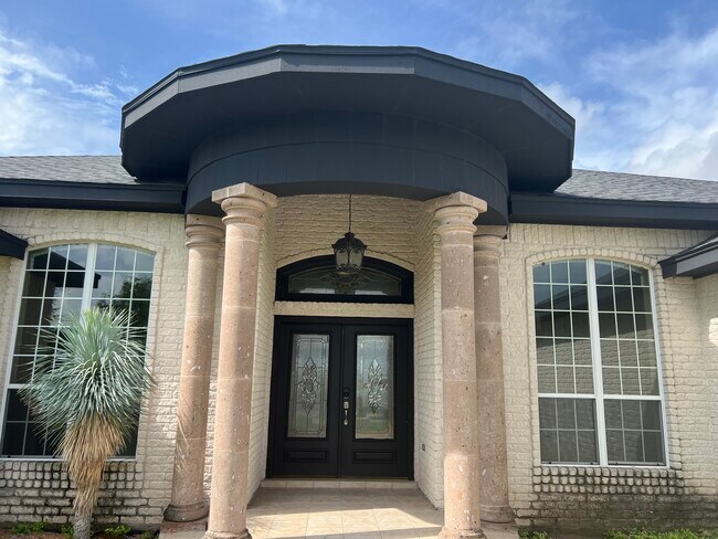 Building Photo - 420 W Palm Dr