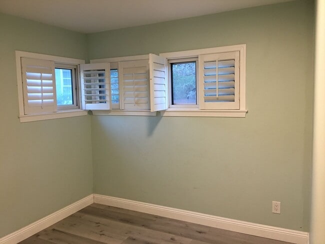 Building Photo - Inviting 3-Bed/2-Bath Home - Menlo Park