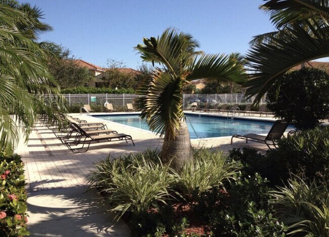 Building Photo - 181 SW Palm Dr