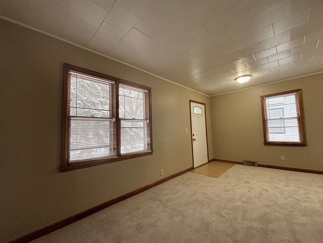 Building Photo - Phenomenal 2 Bedroom House in St. Paul Nei...