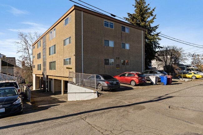 Building Photo - 3209 Hoyt Ave