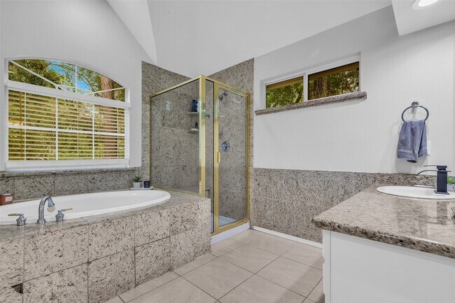 Building Photo - 211 Maple Path Pl