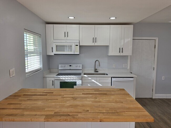 Building Photo - FOR RENT!!! NEWLY RENOVATED 2-BEDROOM TRIPLEX – UTILITIES INCLUDED – PRIME KISSIMMEE LOCATION!