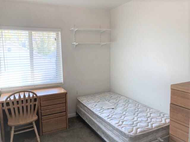 Building Photo - 34 E 700 N