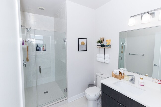 Building Photo - Spacious PENTHOUSE unit has it all! Light filled 1BR/1BA + DEN condo