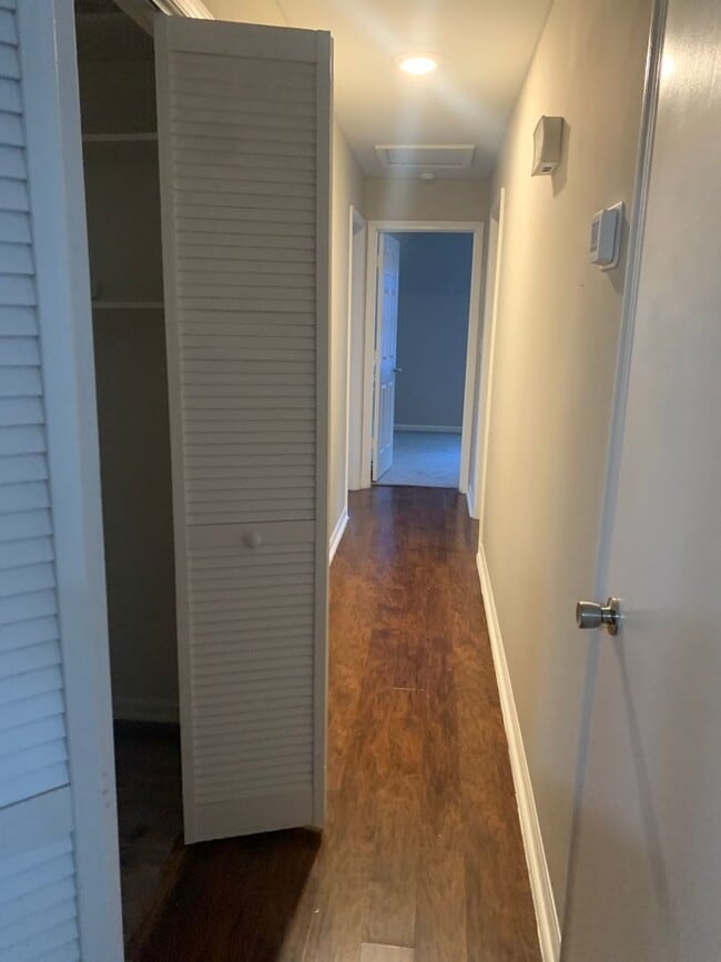 Building Photo - 3 BEDROOM BRICK RANCH WITH FENCED IN BACK ...
