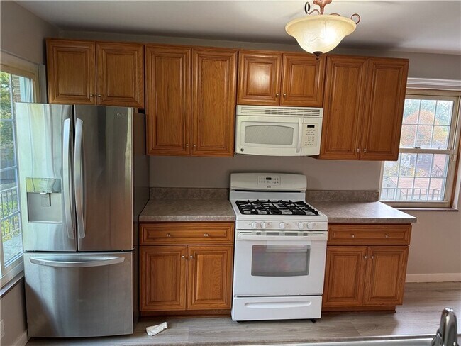 Building Photo - 300 Taylor St