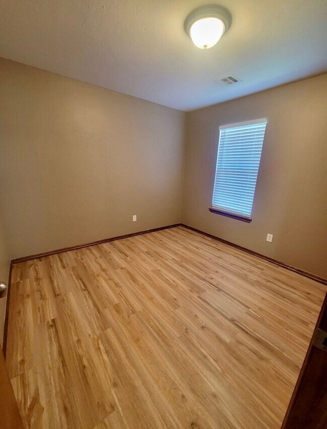 Building Photo - Beautiful 3 bed, 2 bath Home in East Moore with Bonus Room!