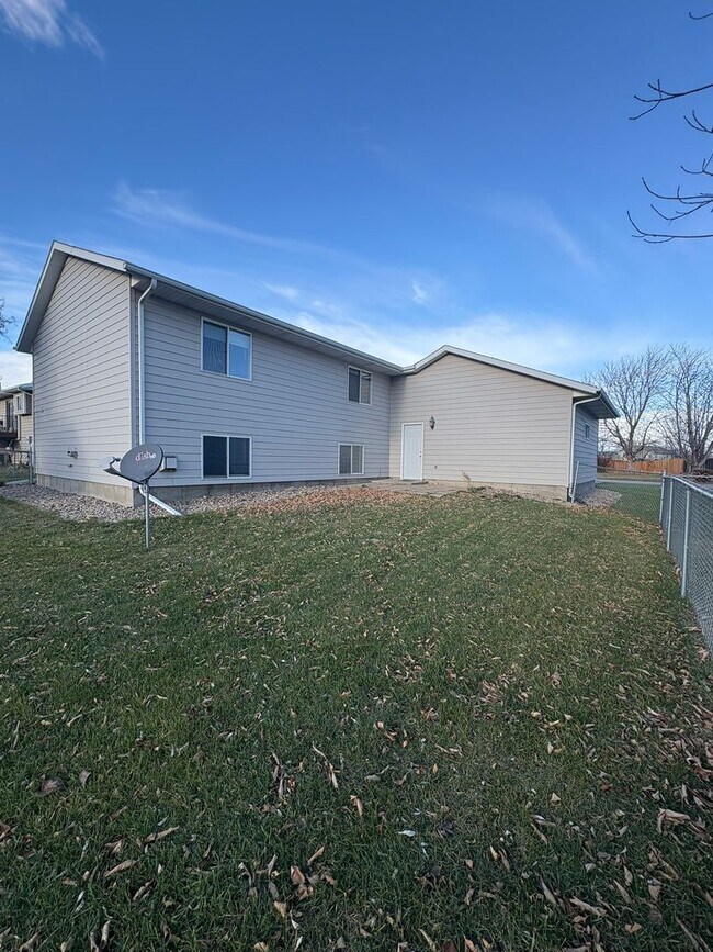 Building Photo - 3 BED | 2 BATH | SPLIT-FOYER HOME | RAPID VALLEY