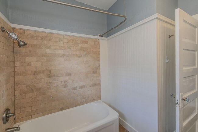 Building Photo - ADORABLE home in Ryan Place