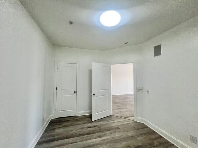 Building Photo - Mayfaire Townview 3rd floor 2BR unit with ...