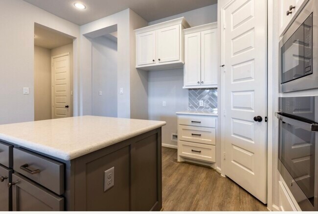 Building Photo - 5034 Morrison Dr