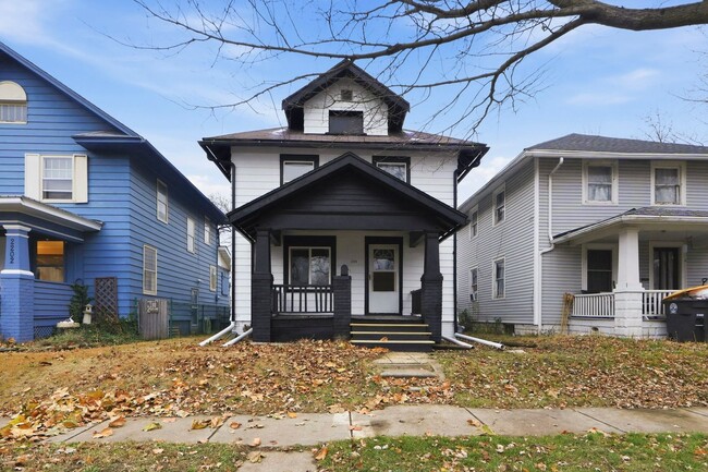 Building Photo - Freshly Updated 3-Bed Home with Back Parking
