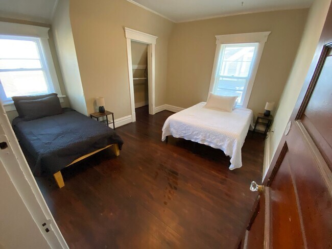 Building Photo - 426 E 15th Ave