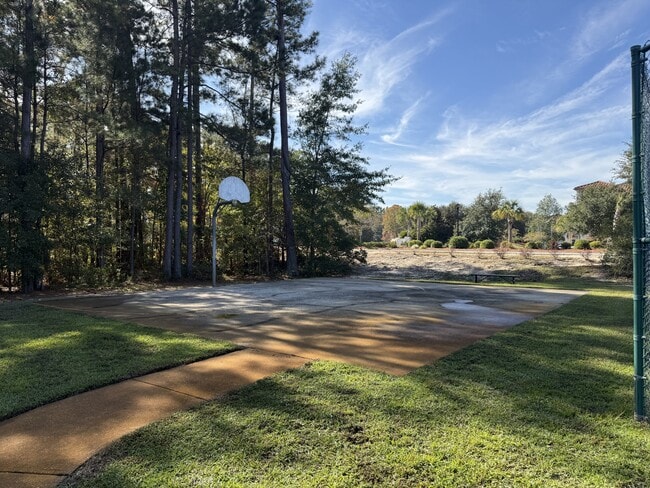 Building Photo - 600 Trellis Square