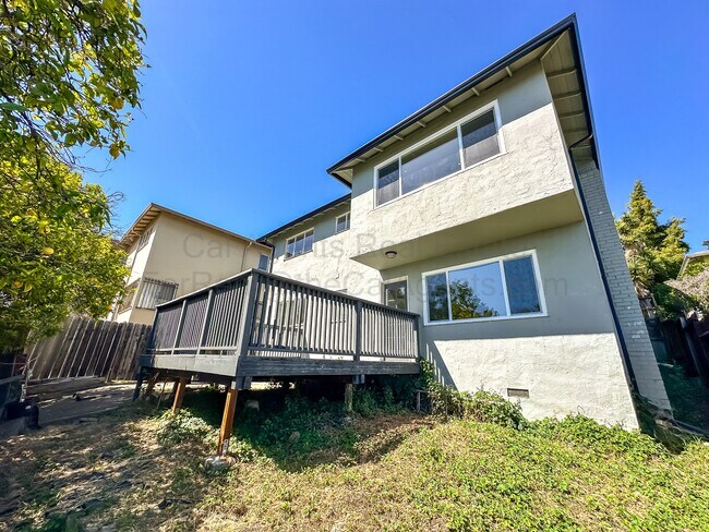 Building Photo - 7019 Outlook Ave