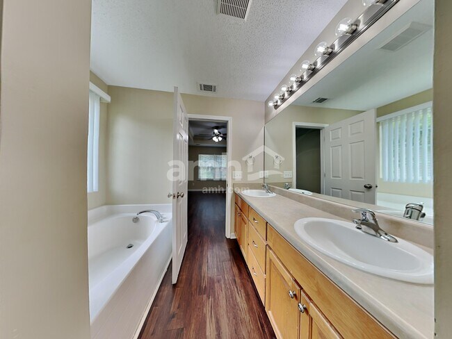 Building Photo - 260 Pampas Dr