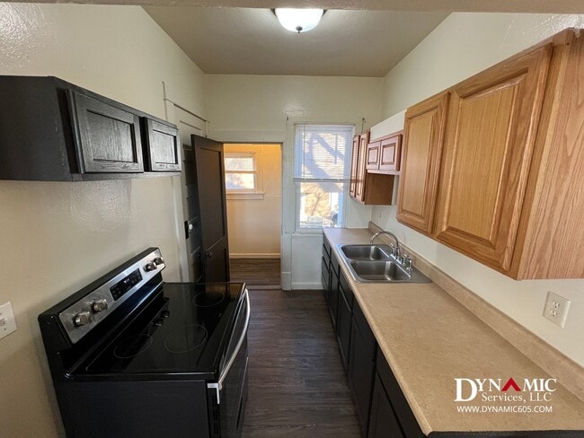 Building Photo - 3 Bedroom, 1 Bathroom Single Family House Downtown