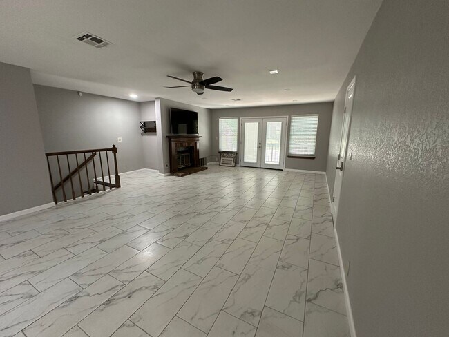 Building Photo - 2 bedroom/2 bath 2nd Floor Condo