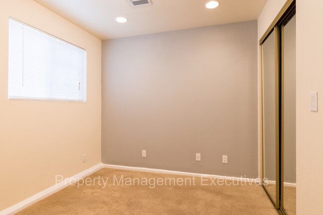 Building Photo - Smaller 2 Bedroom, 1 Bath Duplex Unit with Garage & Washer/Dryer Hook-Ups