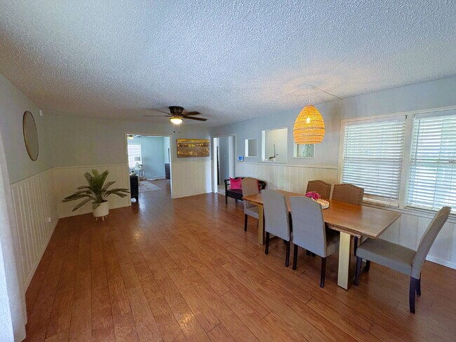 Building Photo - Stunning Three Bedroom Home Located Near R...