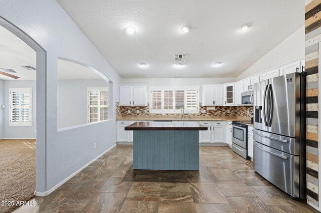 Building Photo - 21663 E Via Del Rancho Rd