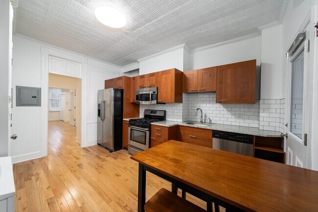 Building Photo - 502 2nd St