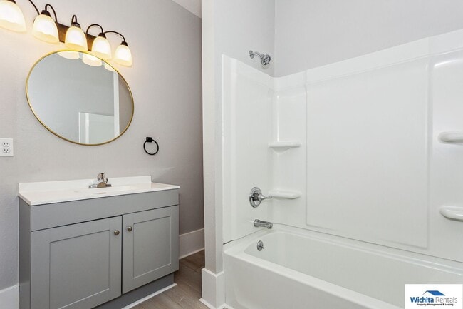 Building Photo - Large Bungalow  in College Hill - **Move in Special - 1/2 off first months rent**