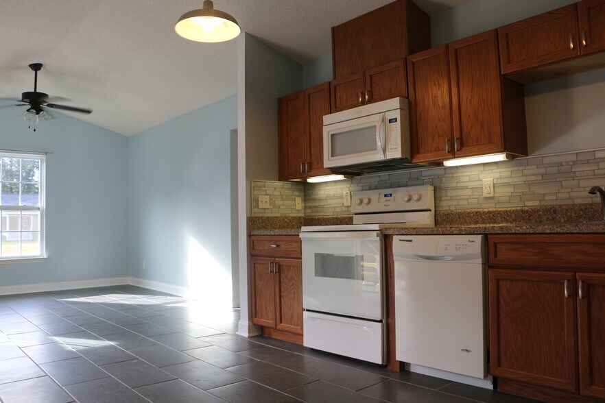 Building Photo - 14 Laurel Leaf Ln