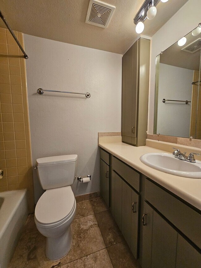 Building Photo - Amazing Penthouse 2 Bedroom 2 Bath With Mo...