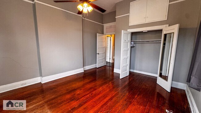 Building Photo - SPACIOUS 5Bed/3Bath just around the corner...