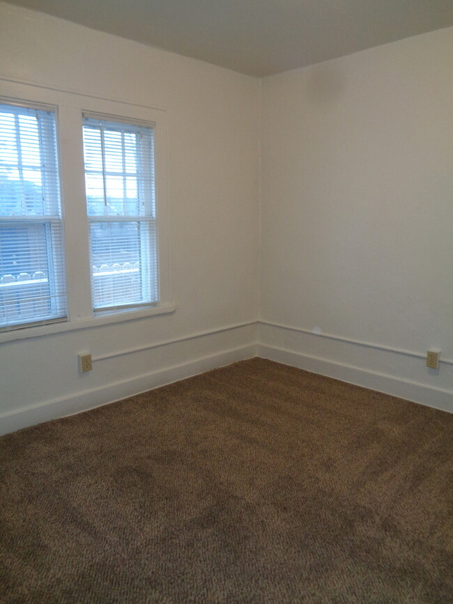 Building Photo - 2 Bedroom House