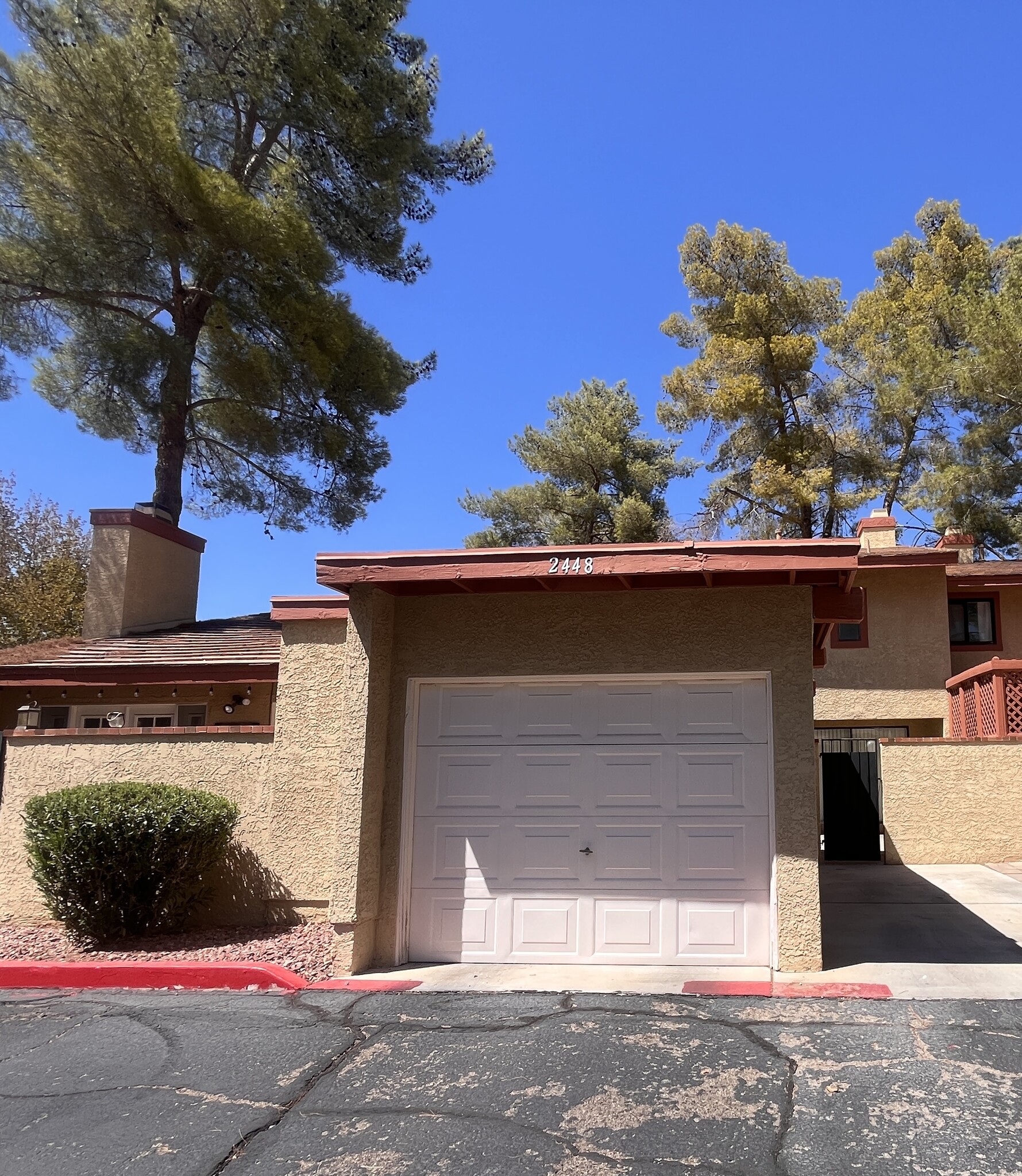 Building Photo - 2448 Pickwick Dr
