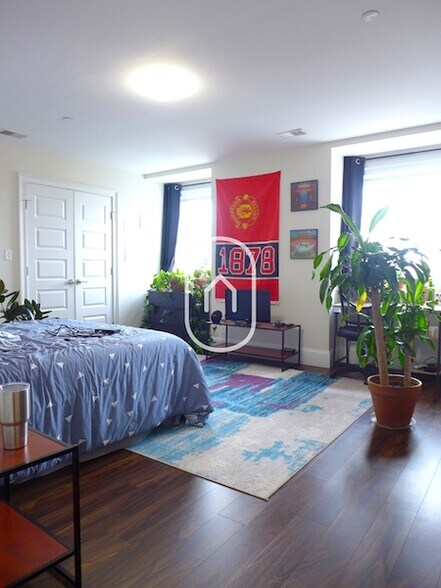 Building Photo - 8 Newcomb St