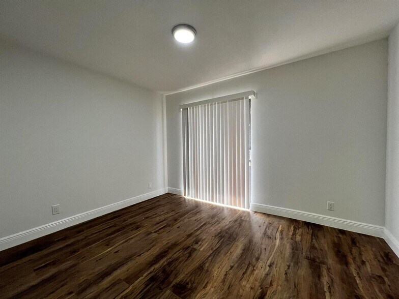 Building Photo - 10623 Royal Palm Blvd