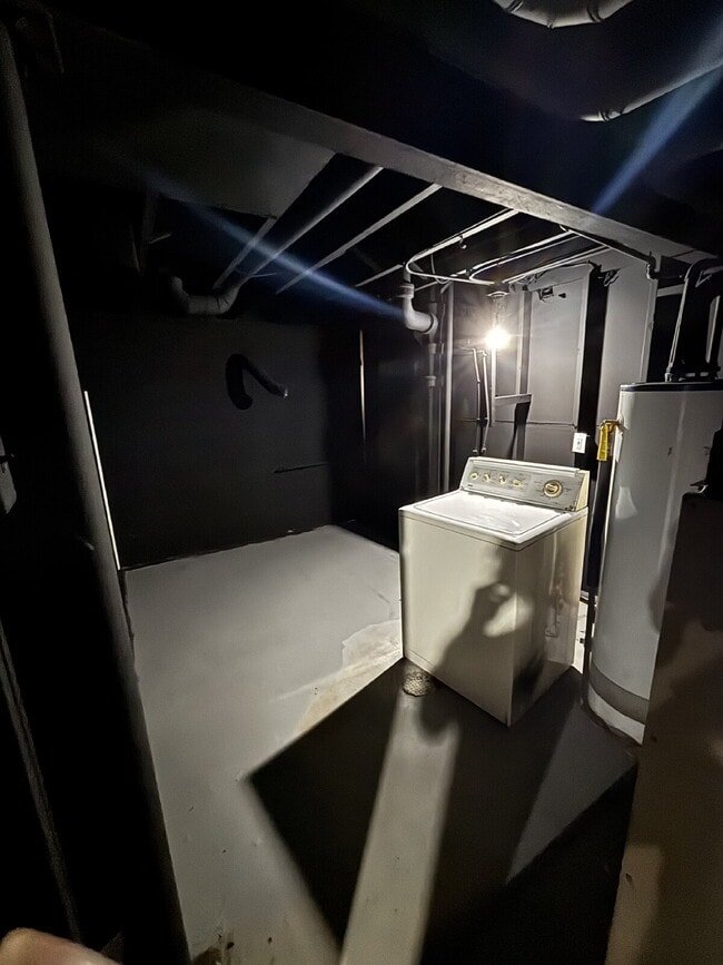 Building Photo - Cozy 4-bed house in Gary!