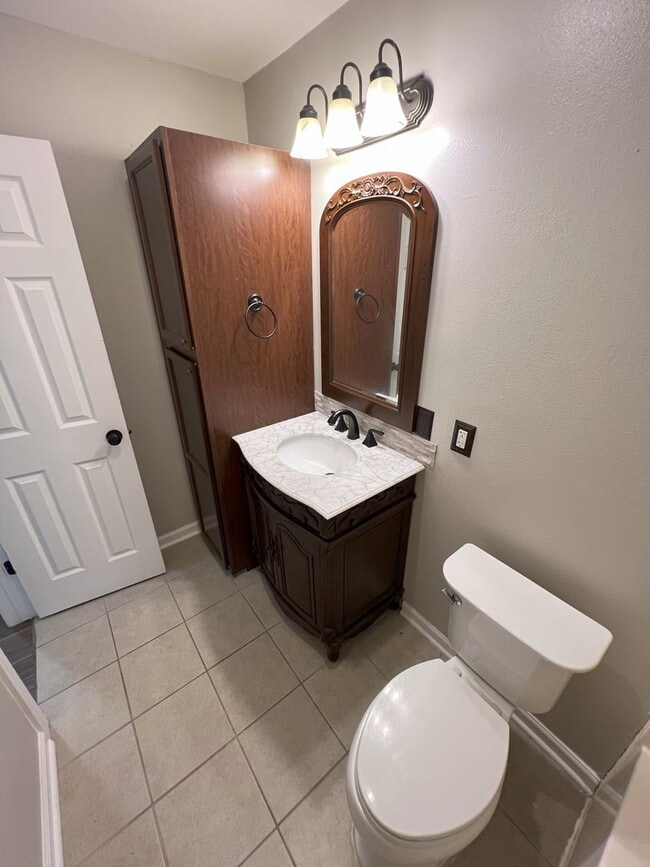 Building Photo - Charming updated 3 bedroom, 2 bath home in...