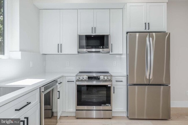 Building Photo - 722 Kenyon St NW